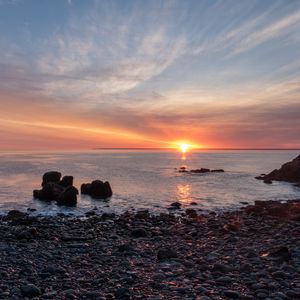 Превью обои берег, галька, камни, море, закат