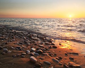 Превью обои берег, галька, камни, море, природа, закат