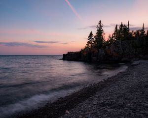 Превью обои берег, галька, море, деревья, сумерки