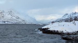 Превью обои берег, горы, снег, вода, пейзаж