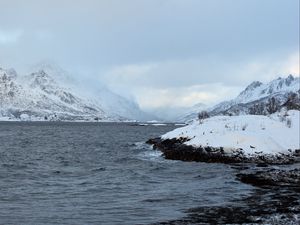 Превью обои берег, горы, снег, вода, пейзаж