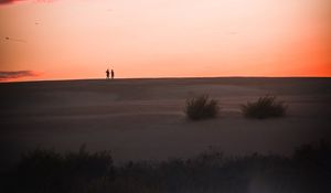 Превью обои берег, холм, люди, силуэты, сумерки