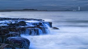 Превью обои берег, камни, маяк, даль, шотландия, море, волны
