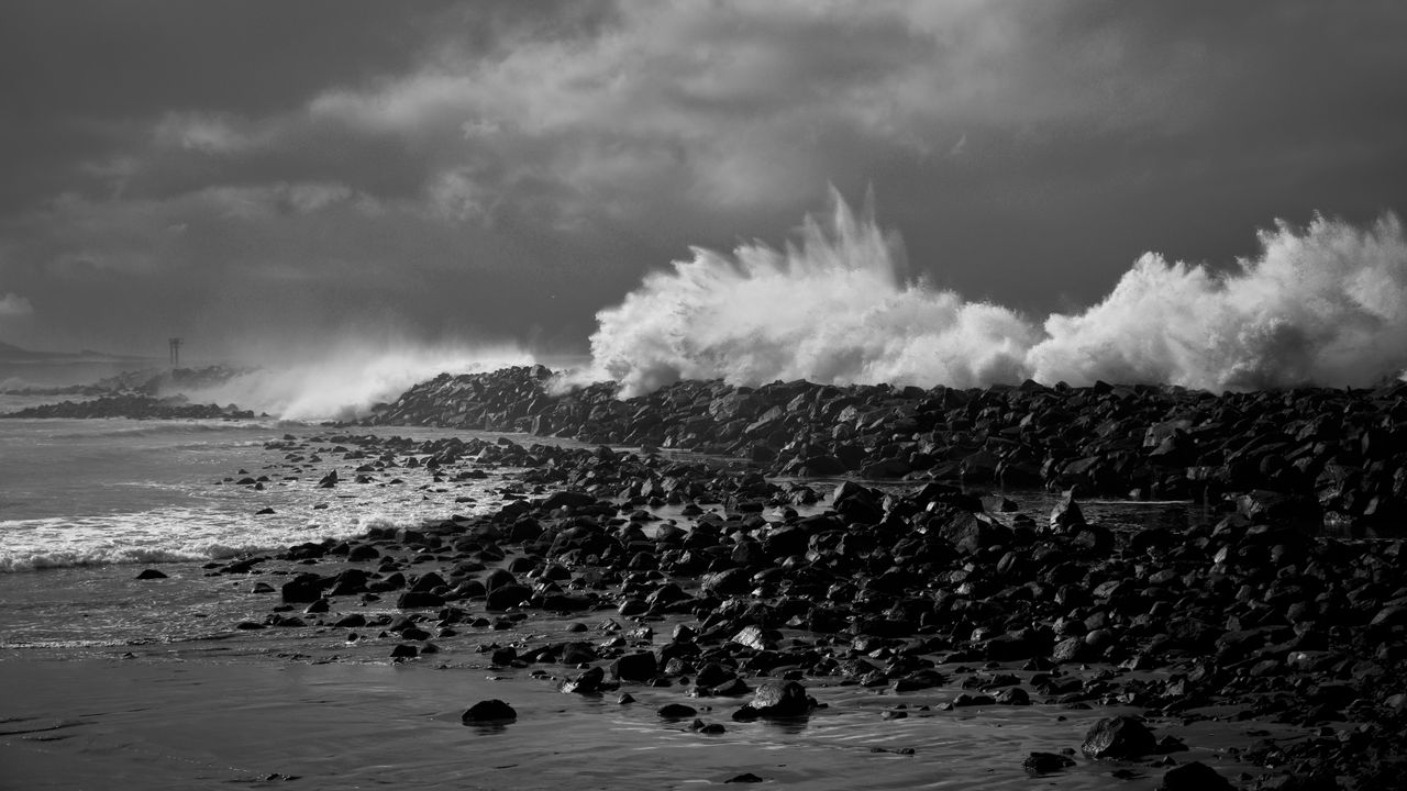 Обои берег, камни, море, брызги, волны, черно-белый, шторм