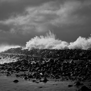 Превью обои берег, камни, море, брызги, волны, черно-белый, шторм