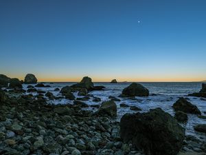 Превью обои берег, камни, море, вода, пейзаж, сумерки