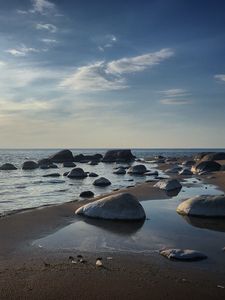 Превью обои берег, камни, море, горизонт, небо, синий