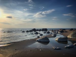 Превью обои берег, камни, море, горизонт, небо, синий