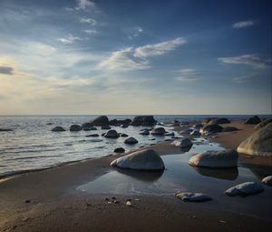 Превью обои берег, камни, море, горизонт, небо, синий