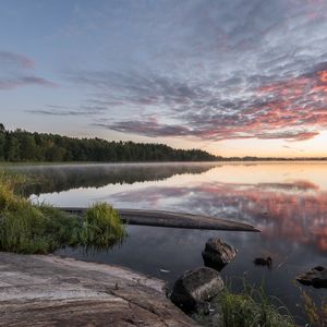 Превью обои берег, камни, река, отражение, деревья, природа