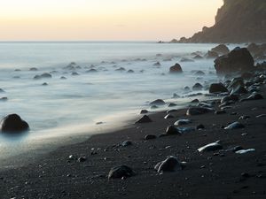 Превью обои берег, камни, скала, море, пейзаж, сумерки