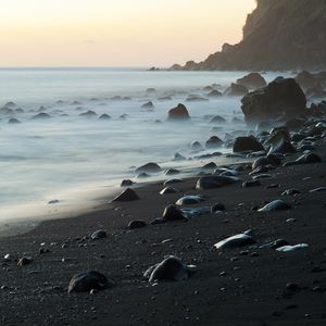 Превью обои берег, камни, скала, море, пейзаж, сумерки