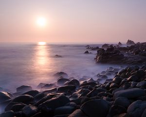 Превью обои берег, камни, скалы, солнце, вода, туман, пейзаж