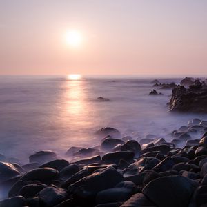 Превью обои берег, камни, скалы, солнце, вода, туман, пейзаж