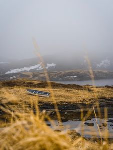 Превью обои берег, лодка, туман, озеро, холмы