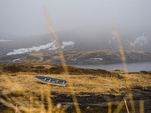 Превью обои берег, лодка, туман, озеро, холмы