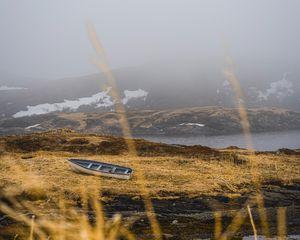 Превью обои берег, лодка, туман, озеро, холмы