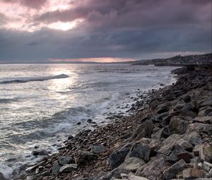 Превью обои берег, море, галька, камни, облака, природа