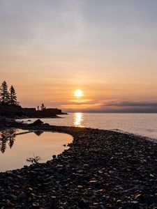 Превью обои берег, море, галька, природа, рассвет