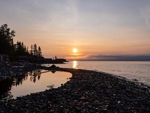 Превью обои берег, море, галька, природа, рассвет