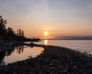 Превью обои берег, море, галька, природа, рассвет