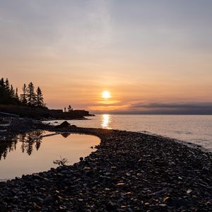 Превью обои берег, море, галька, природа, рассвет