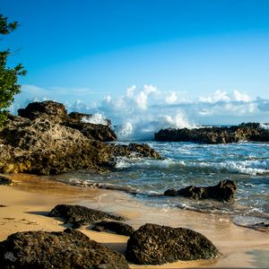 Превью обои берег, море, камни, брызги