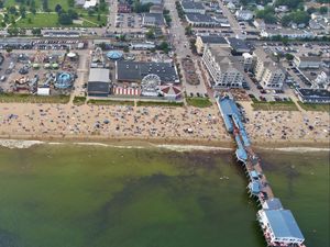 Превью обои берег, море, пирс, здания, пляж