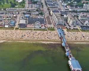 Превью обои берег, море, пирс, здания, пляж