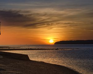 Превью обои берег, море, причал, закат, холмы