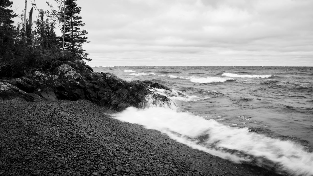 Обои берег, море, волны, камни, природа, черно-белый