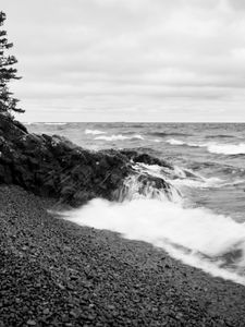 Превью обои берег, море, волны, камни, природа, черно-белый