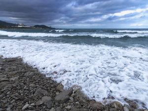 Превью обои берег, море, волны, горизонт, серферы, пейзаж