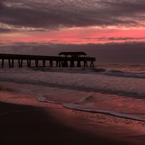 Превью обои берег, море, волны, пристань, сумерки, природа