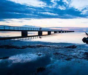 Превью обои берег, мост, силуэты, море, вода, сумерки