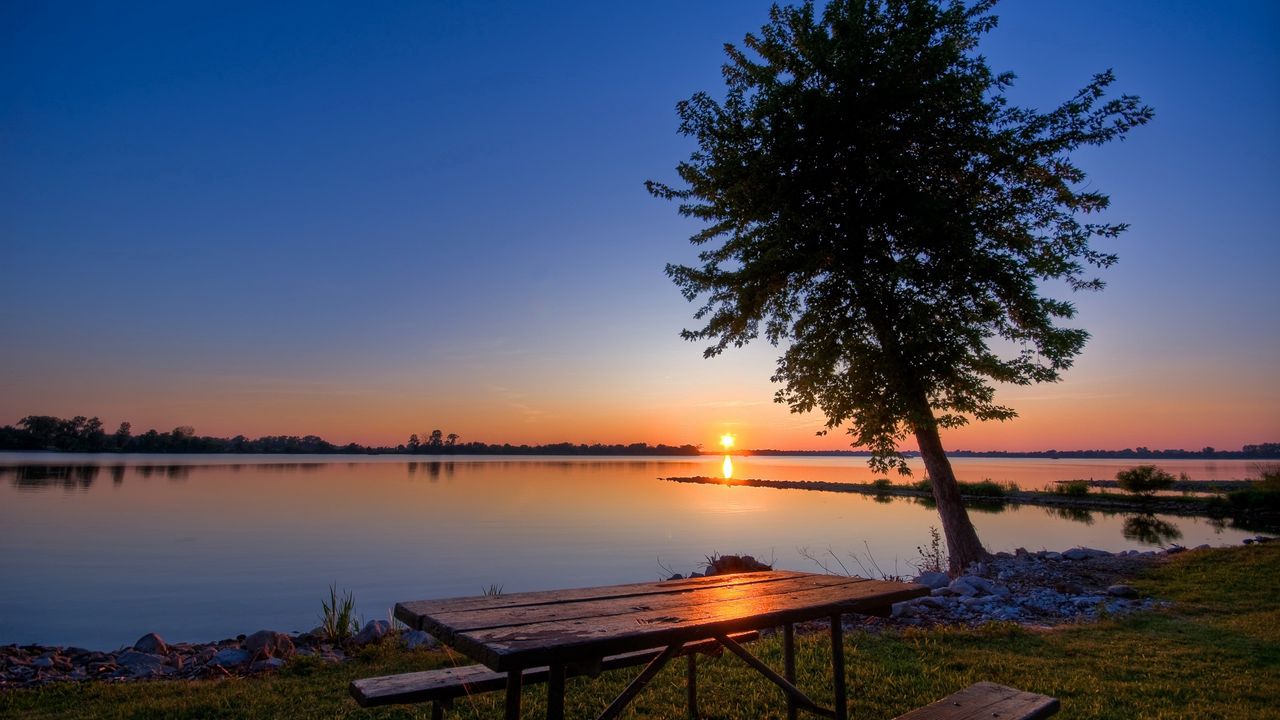 Обои берег, озеро, дерево, стол, скамейки, вечер, закат, романтика