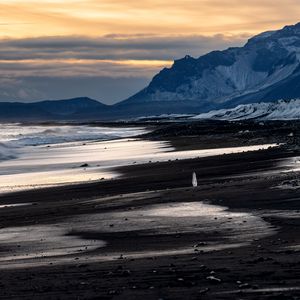 Превью обои берег, песок, горы, пейзаж