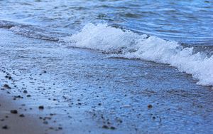 Превью обои берег, песок, море, брызги, пена, волна