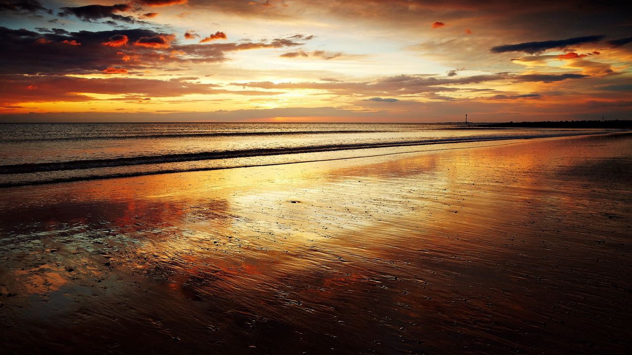 Обои берег, песок, пляж, море, волны, закат, вечер, шепот, оранжевый, романтика, горизонт, спокойствие, крупицы, мокрый