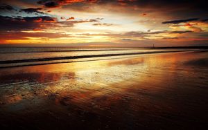 Превью обои берег, песок, пляж, море, волны, закат, вечер, шепот, оранжевый, романтика, горизонт, спокойствие, крупицы, мокрый
