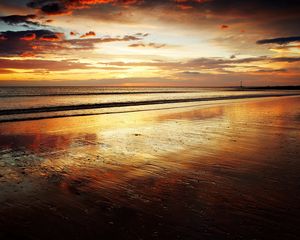 Превью обои берег, песок, пляж, море, волны, закат, вечер, шепот, оранжевый, романтика, горизонт, спокойствие, крупицы, мокрый
