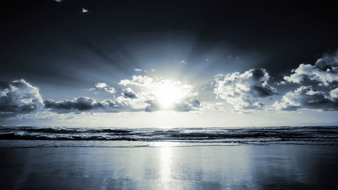 Обои берег, пляж, солнце, облака, лучи, песок, черно-белыем