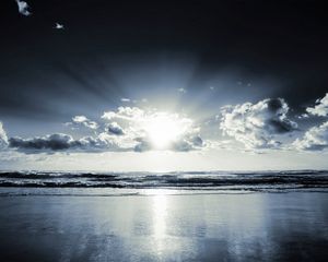 Превью обои берег, пляж, солнце, облака, лучи, песок, черно-белыем