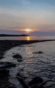 Превью обои берег, река, камни, закат, сумерки, горизонт