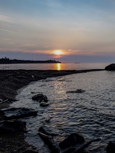 Превью обои берег, река, камни, закат, сумерки, горизонт