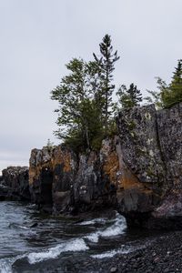 Превью обои берег, скала, деревья, море, галька, природа