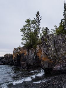 Превью обои берег, скала, деревья, море, галька, природа