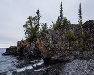 Превью обои берег, скала, деревья, море, галька, природа