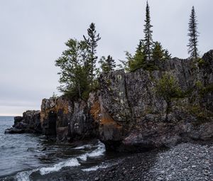 Превью обои берег, скала, деревья, море, галька, природа