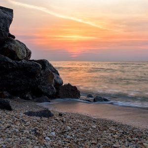 Превью обои берег, скалы, море, вода, волны, закат